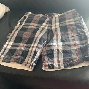 Men’s reversible cargo shorts.